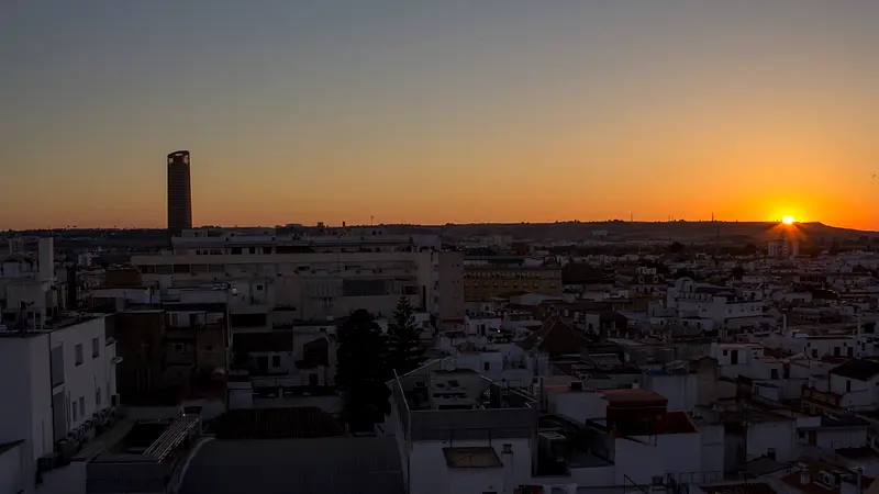 Atardecer sobre los tejados del centro histórico de Sevilla