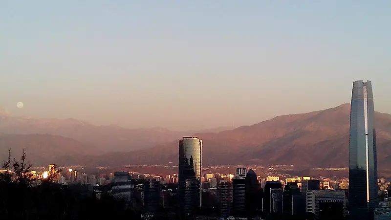 Santiago de Chile y la Gran Torre Costanera al atardecer, vistos desde el cerro San Cristóbal