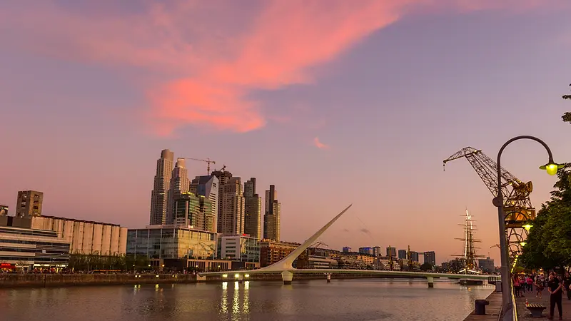 Atardecer rosado sobre el dique y el Puente de la Mujer en Puerto Madero, Buenos Aires