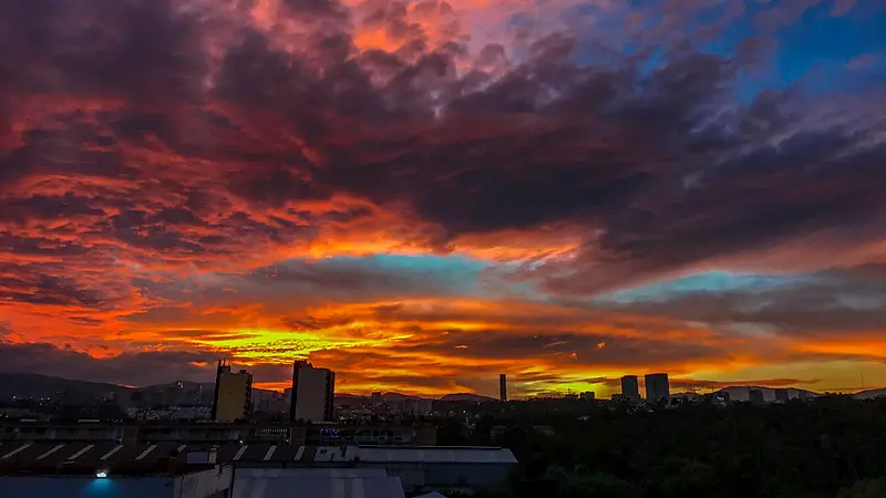 Cielo rojo y morado del atardecer sobre los edificios de Santa Fe, Ciudad de México