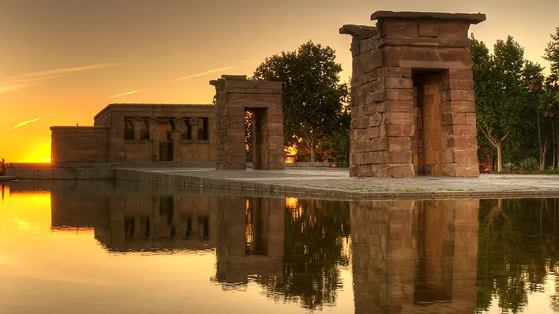 Templo de Debod reflejado en el estanque durante el atardecer en Madrid