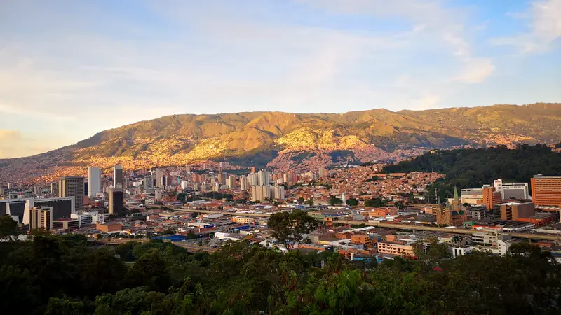 Centro de Medellín visto desde el Cerro Nutibara, con las montañas del oriente iluminadas por la luz de la tarde