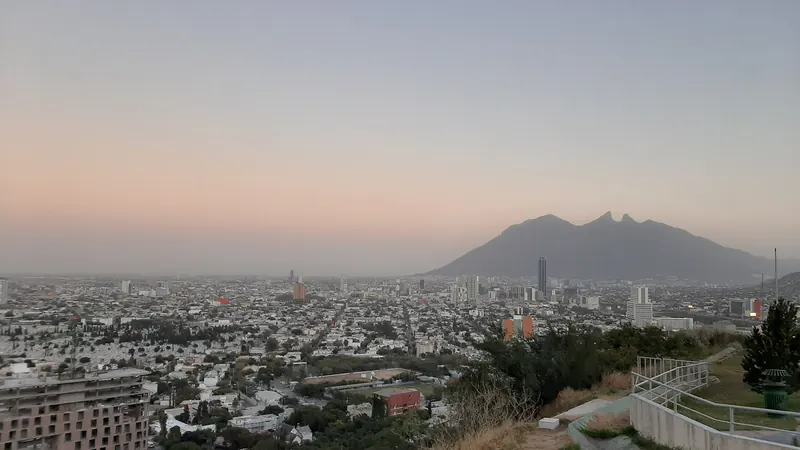 Monterrey al caer la tarde desde el Mirador Asta Bandera del Cerro del Obispado, con el Cerro de la Silla al fondo